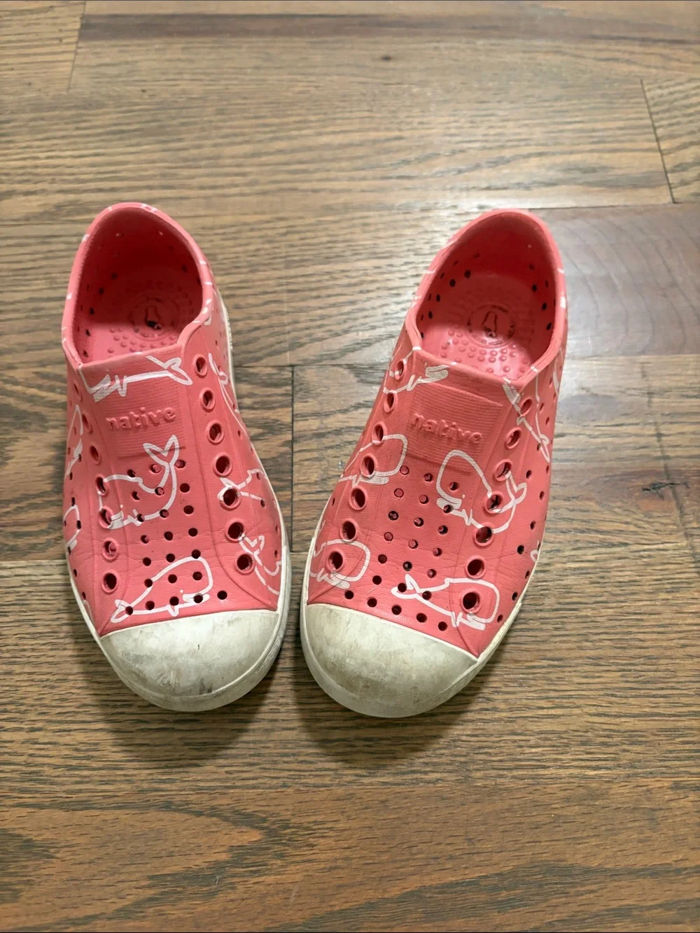 Native Kids Shoes in Coral with White Whale Print girls size 10 play condition